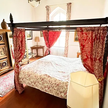 Burg Satzvey Kır Evi
